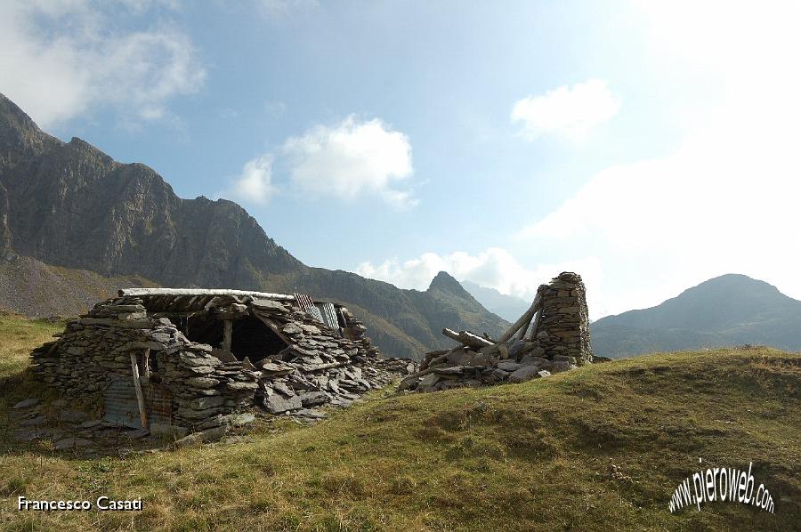 11 Ruderi e passo Laghi Gemelli sullo sfondo.jpg